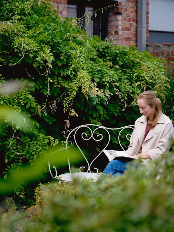 Boek lezen in de tuin